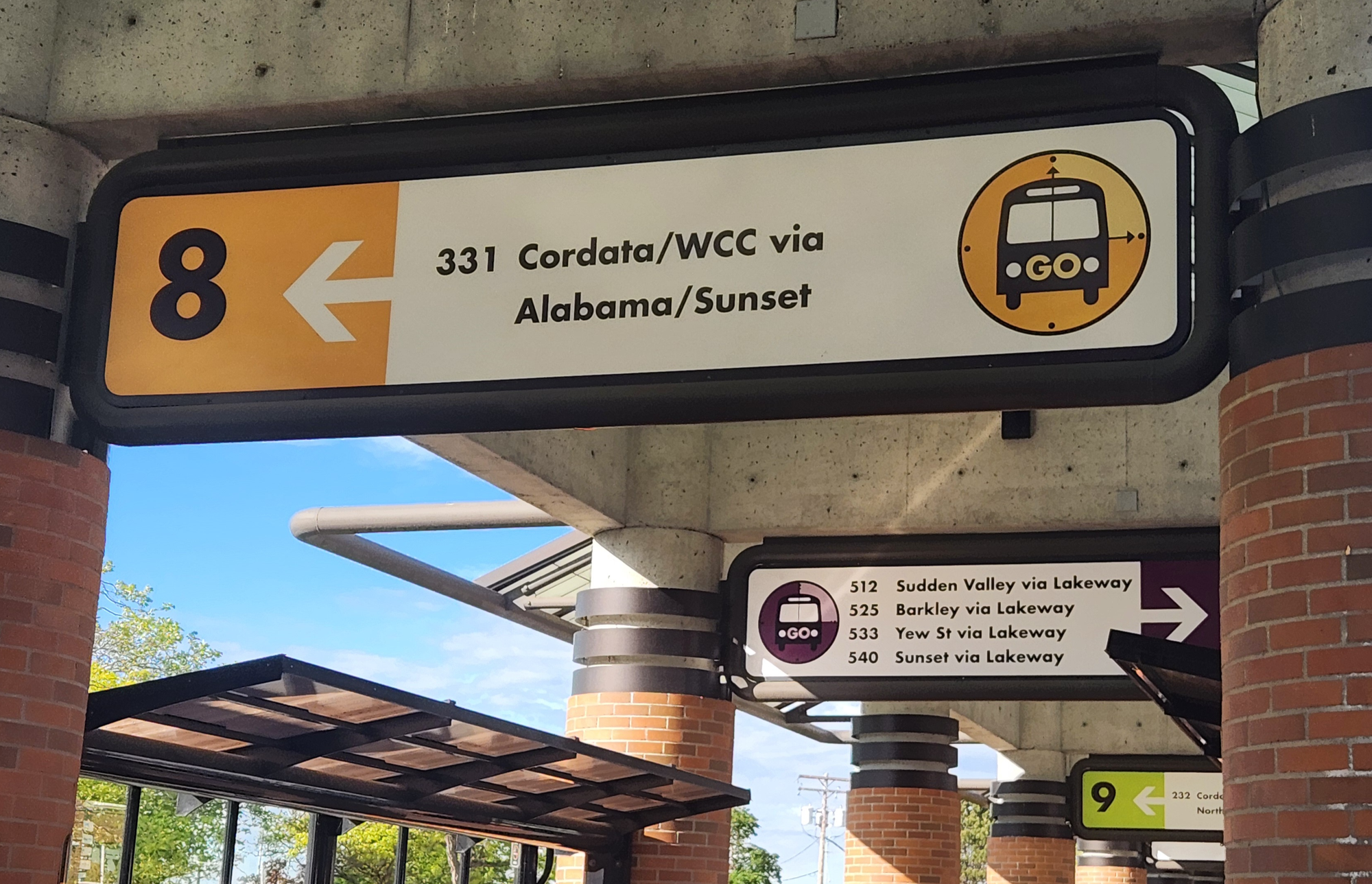 A bus bay sign that points passengers toward Route 331 to Cordata/WCC.